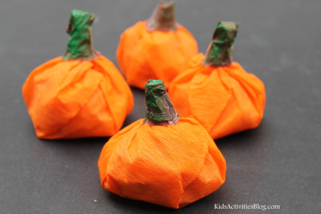 pumpkin craft for toddlers and preschoolers - easy Halloween crafts for kids of all ages