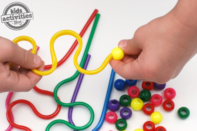 This Silly Straw Bead Threading Busy Bag is a great way for preschoolers to practice sorting by color and work on fine motor skills at the same time.