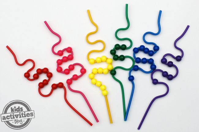 This Silly Straw Bead Threading Busy Bag is a great way for preschoolers to practice sorting by color and work on fine motor skills at the same time.