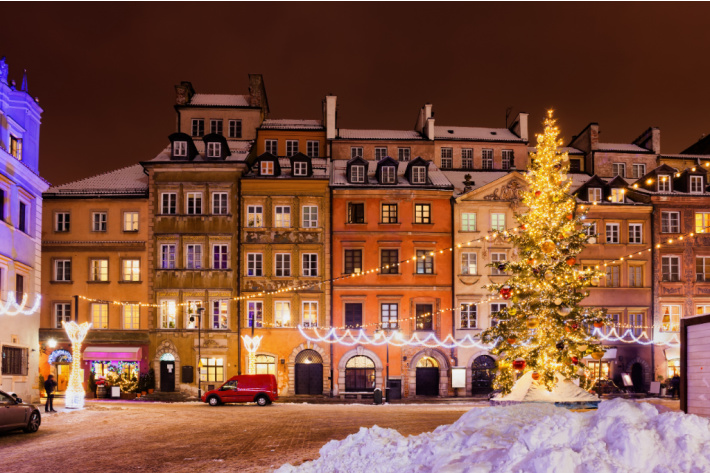 Christmas lights in town - printable scavenger hunt for lights - fallen snow is found on the ground