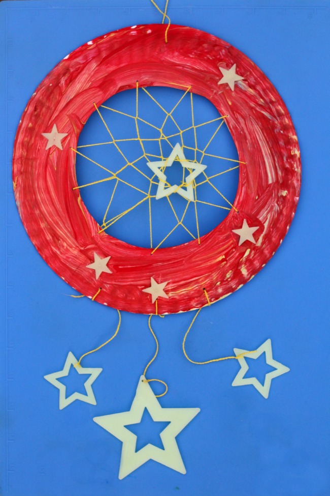 paper plate dream catcher craft for kids - red dream catcher on blue background
