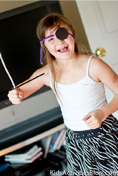 Pirate pipe cleaner disguise from Kids Activities Blog