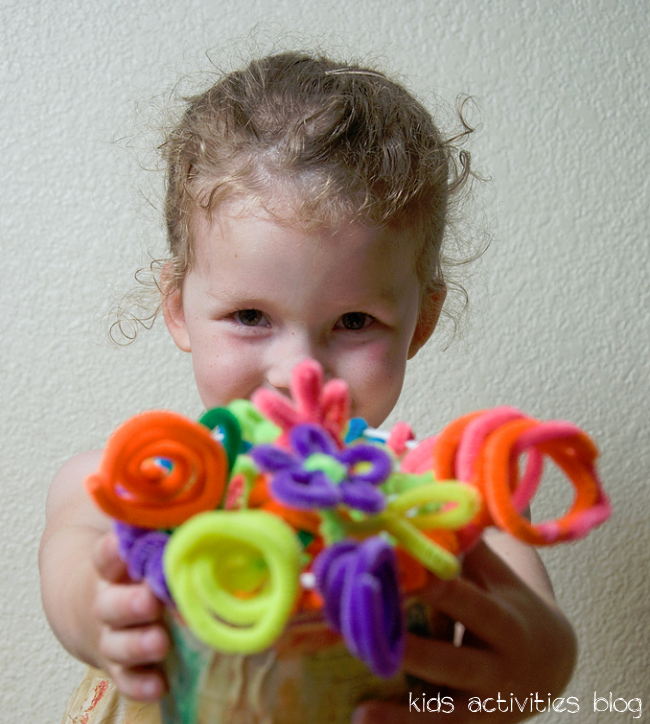 pipecleaner flowers - easy idea for making things with pipe cleaners - girl holding pipe cleaner flower bouquet
