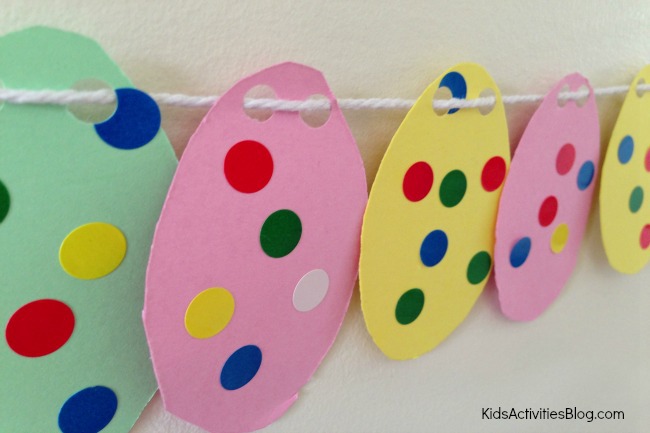 Countdown to Easter with this Easter craft for kids! Make a garland of Easter eggs!